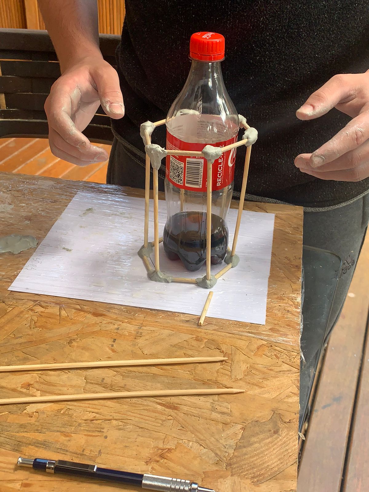 Montando o prisma com uma garrafa de Coca-Cola como suporte